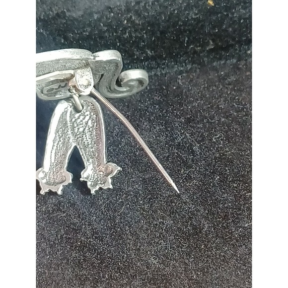 Sleepy tabby cat with Dangle legs Brooch Pin - Signed JJ - Picture 11 of 11